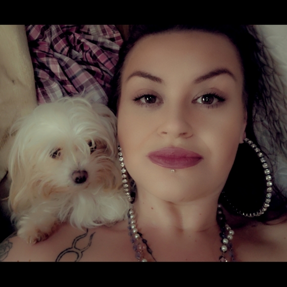 Meet your Posher, Stephany - Picture 2 of 5